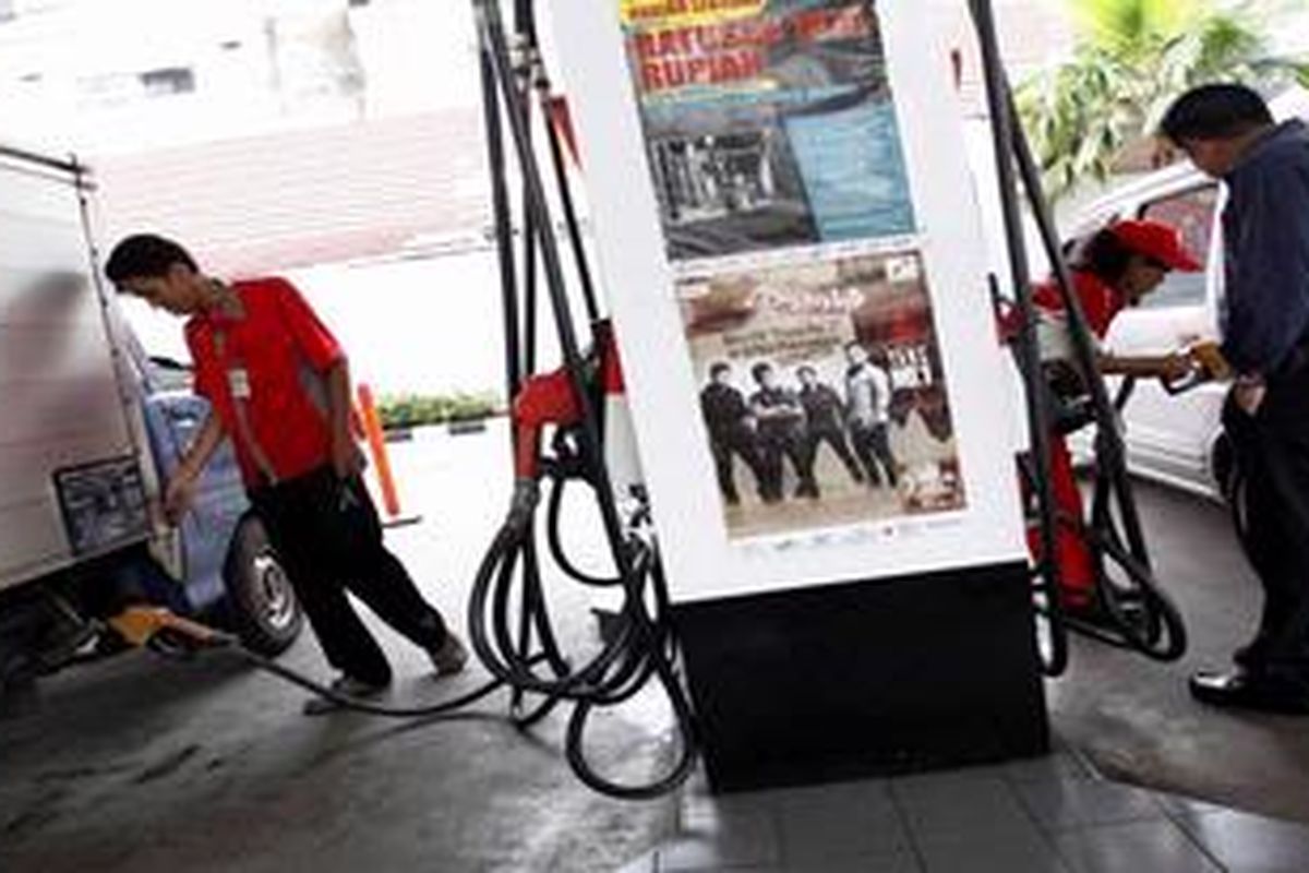 Ilustrasi pengisian BBM bersubsidi