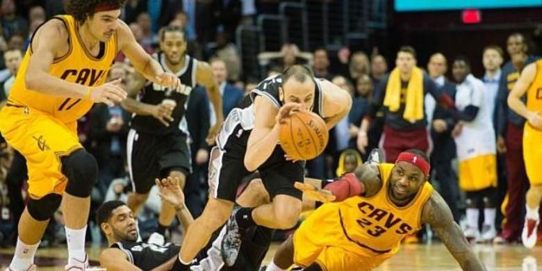 LeBron James (terjatuh) mempertkuat Cleveland Cavaliers menghadapi San Antonio Spurs