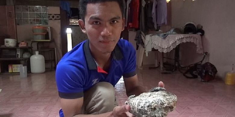 Asaree Pooad, seorang pria di Thailand yang menemukan muntahan paus atau ambergris ketika pulang dari melaut. Dia menemukan dua bongkahan besar, yang diyakini nilainya Rp 4,7 miliar.