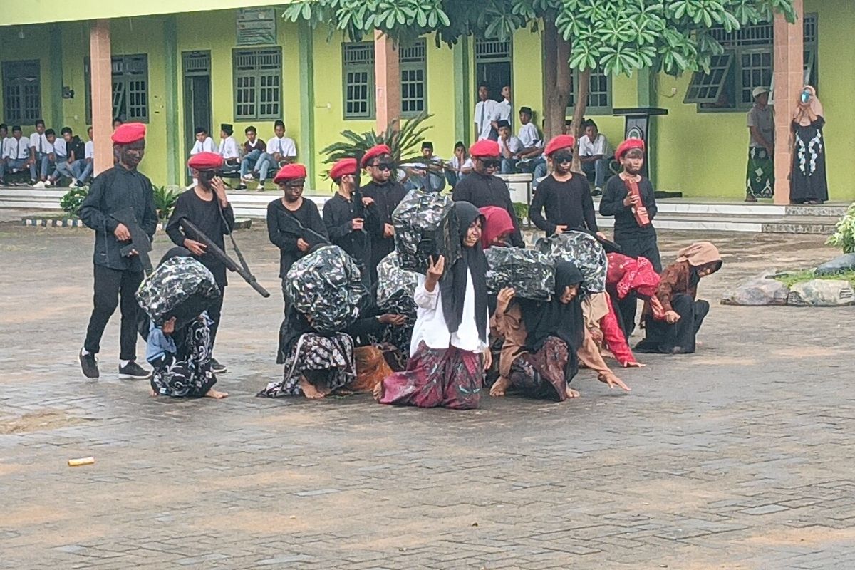 Salah satu adegan perang 10 November 1945 yang diperagakan oleh santri di Sumenep, Jawa Timur, Senin (10/11/2025).