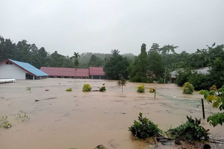 Intensitas hujan yang tinggi beberapa jam, 6 kabupaten di Sulawesi Selatan (Sulsel) dilanda bencana banjir dan tanah longsor, Jumat (3/5/2024) lagi.