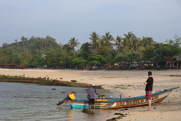 Pantai Watu Karung di Pacitan, Jawa Timur, Rabu (29/1/2020). Tampak pemandangan nelayan dengan perahunya.