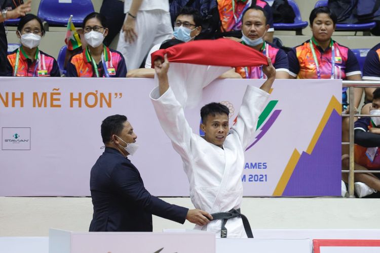 Pejudo senior Tim Indonesia, Ikhsan Apriyadi, meraih emas pada SEA Games Vietnam 2021. 