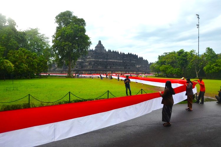 Bendera sepanjang 1.000 meter membentang mengelilingi Candi Borobudur, Kabupaten Magelang, Jawa Tengah, tepat pada hari lahir Pancasila, Rabu (1/6/2022).