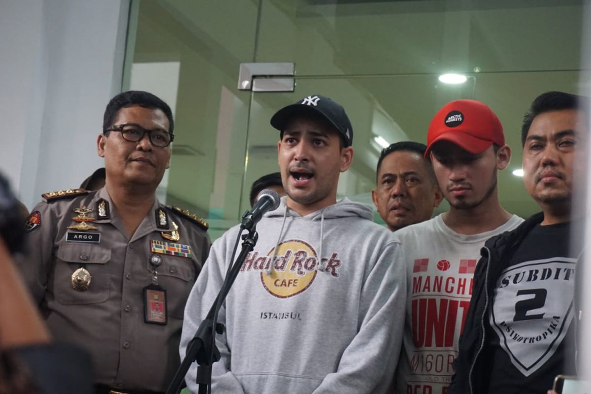 Artis peran Riza Shahab dalam jumpa pers di Direktorat Reserse Narkoba Polda Metro Jaya, Jakarta Selatan, Jumat (13/4/2018). Riza ditangkap atas dugaan penyalahgunaan narkoba.