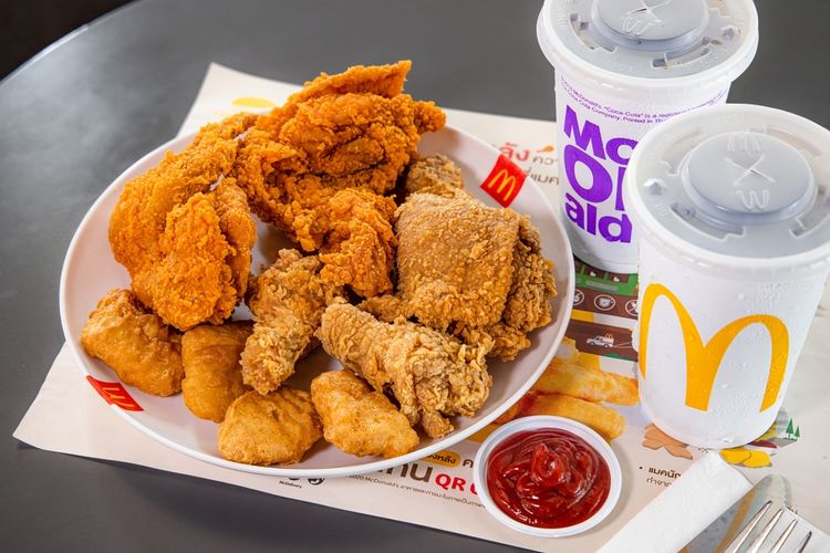 Cara membuat ayam goreng McDonald's Indonesia dimulai dari penggunaan bahan segar, rendam air dingin, dan digoreng hingga renyah.