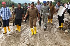 Saat Gubernur Sumut Blusukan ke Sekolah yang Terdampak Banjir dan Cari Solusi