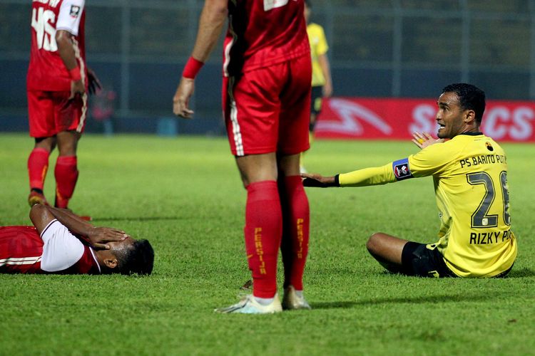 Kapten Barito Putera Rizky Pora (kanan) melakukan protes karena dianggap melanggar pemain Persija Jakarta Ramdani Lestaluhu (kiri) saat babak 8 besar Piala Menpora 2021 yang berakhir dengan skor 1-0 di Stadion Kanjuruhan Kabupaten Malang, Jawa Timur, Sabtu (10/04/2021) malam.