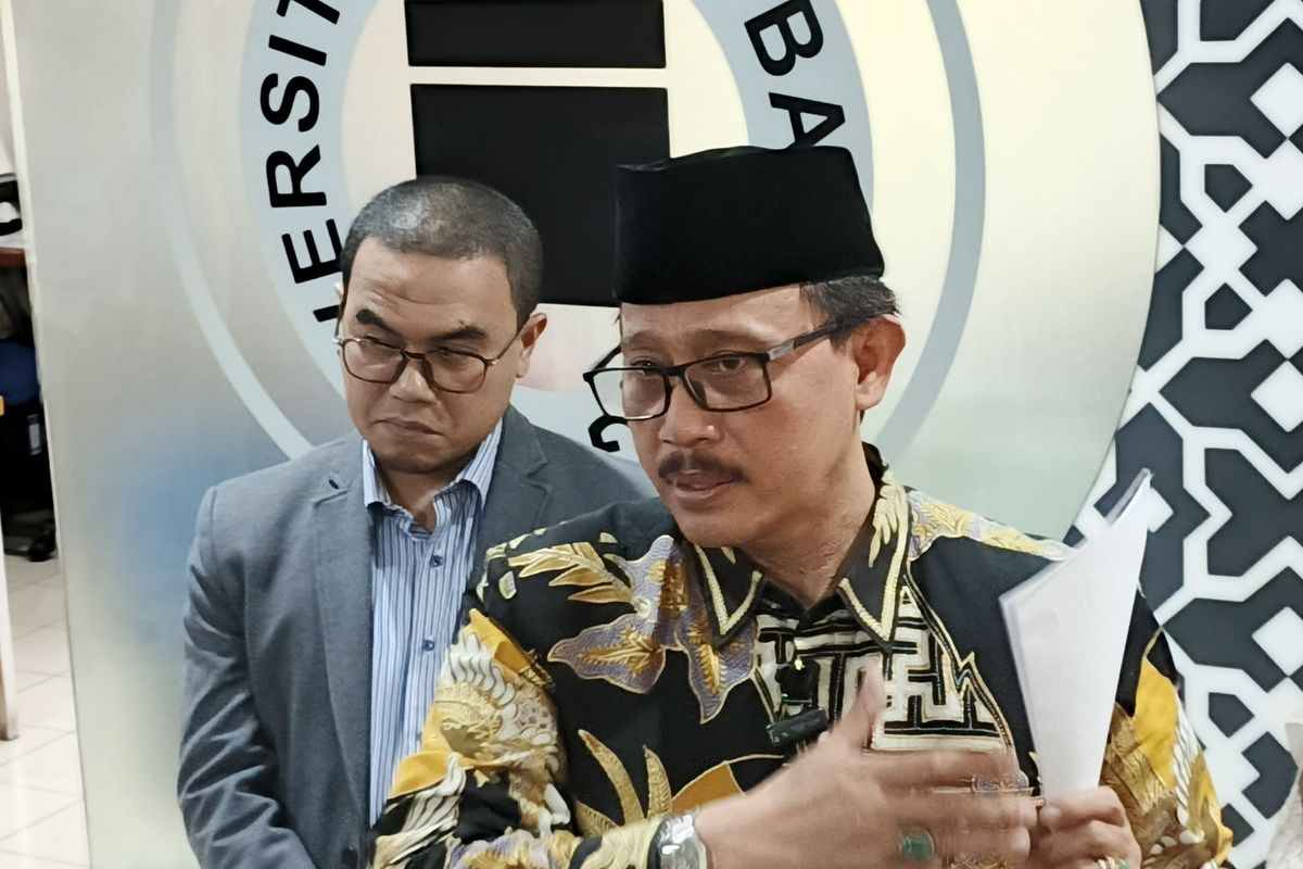 Rektor Universitas Islam Bandung (Unisba) Harits Nu’man konferensi pers di Gedung Rektorat Unisba, Jalan Tamansari, Kota Bandung, Selasa (2/9/2025).