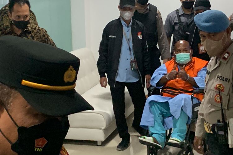 Gubernur Papua Lukas Enembe memamerkan kedua jempolnya ke awak media saat hendak diumumkan sebagai tahanan KPK di RSPAD Gatot Seobroro, Jakarta Pusat, Rabu (11/1/2023).