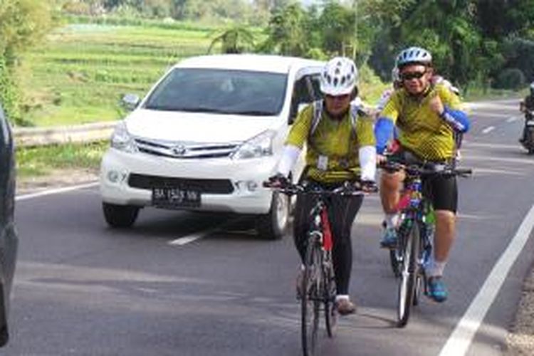 Pradono Handojo dan Maya Lestari ketika gowes bersama di Kompas Minang Bike