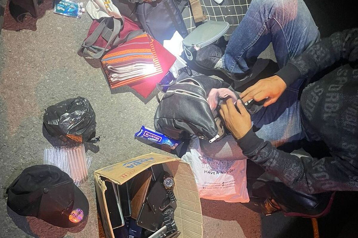 Polisi mengamankan belasan orang diduga pencopet di sebuah konser di alun-alun Purworejo, Jawa Tengah.