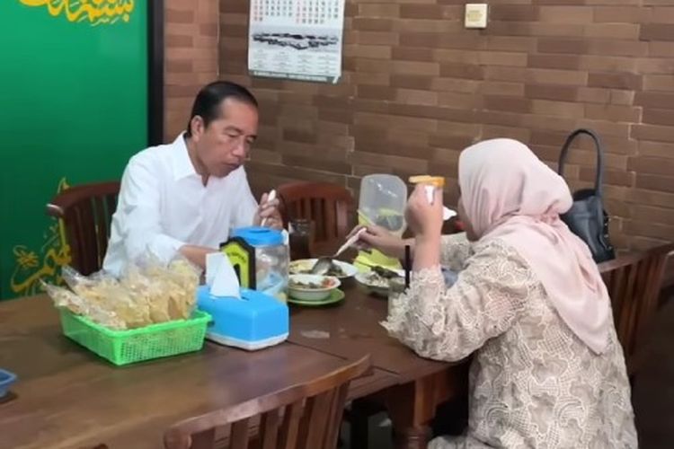 Momen Jokowi Keplek Ilat Usai Pulang ke Solo, Jajan Sate dan Soto