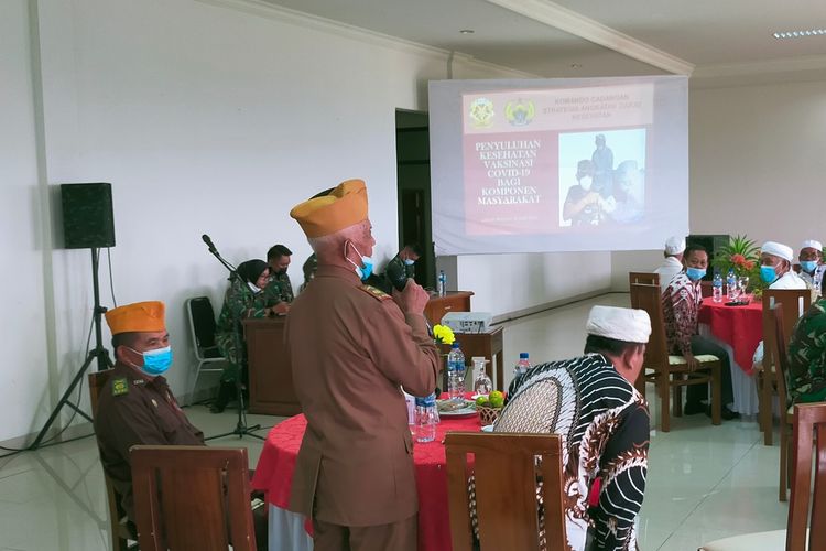 Achro (81) seorang lansia warga Rangkasbitung, Kabupaten Lebak, Banten, mengeluhkan kondisi istrinya setelah divaksin Covid-19. Kata dia, istrinya mengalami perubahan, di antaranya jadi pelupa.