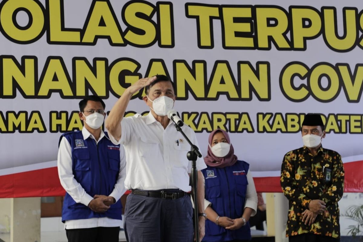 Menteri Koordinator Bidang Kemaritiman dan Investasi Luhut B. Pandjaitan saat melakukan pemantauan di sejumlah isolasi terpusat di Jawa Tengah maupun Yogyakarta, Jumat (6/8/2021).
