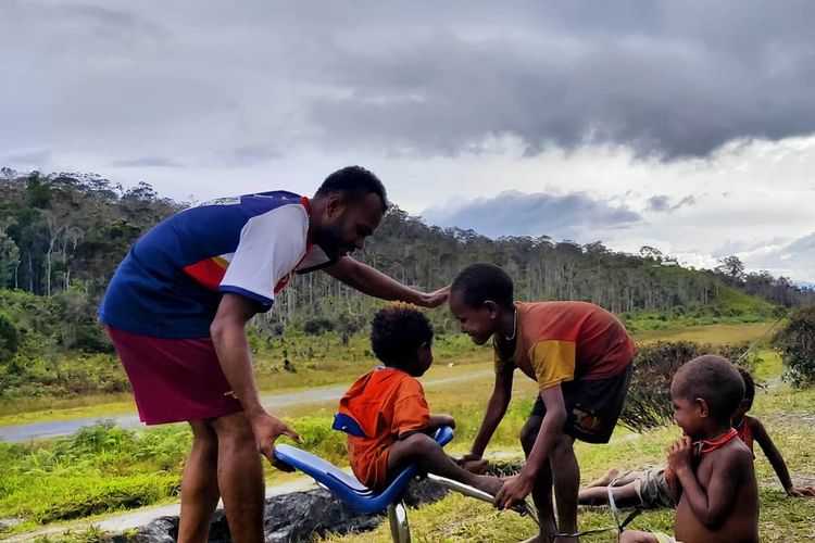 Guru Andi Rumrar, terlihat bermain bersama dengan anak-anak Suku Wano di Kampung Mokondoma, Distrik Luwo, Kabupaten Puncak Jaya, Papua.