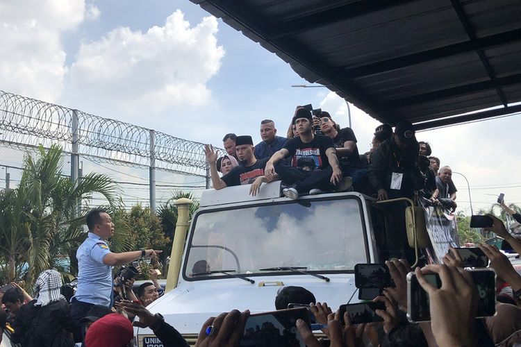 Musisi Ahmad Dhani bersama keluarganya di mobil komando usai keluar dari Rutan Kelas 1 Cipinang menuju kediamannya di daerah Pondok Indah, Jakarta Selatan, Senin (30/12/2019).