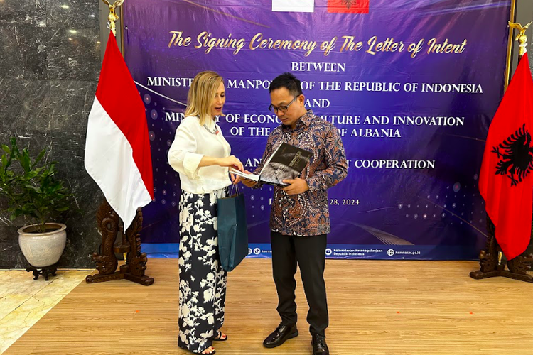 Deputi Menteri Ekonomi, Kebudayaan dan Inovasi Albania, Olta Manjani berama Duta Besar Luar Biasa dan Berkuasa Penuh RI untuk Bulgaria merangkap Albania dan Makedonia Iwan Bogananta