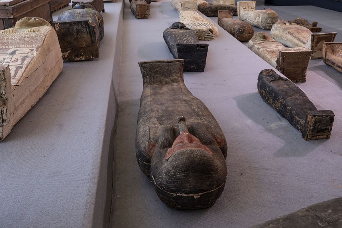 Sarkofagus kuno, ditemukan di sebuah pekuburan yang luas, dipamerkan di Saqqara, Giza, Mesir, Sabtu, 14 November 2020. 