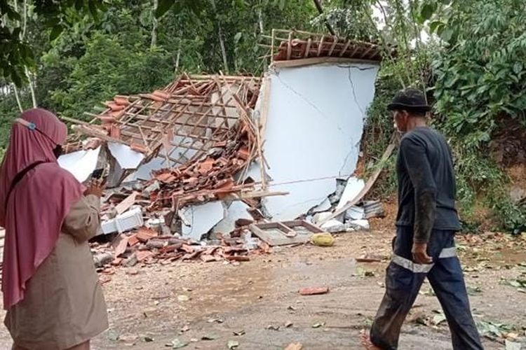 Salah satu rumah warga terdampak bencana tanah bergerak di Kabupaten Blitar yang telah roboh, Selasa (22/11/2022). BPBD Kabupaten Blitar mengusulkan relokasi atas 138 rumah yang terdampak bencana tanah bergerak yang ada di 5 titik lokasi.