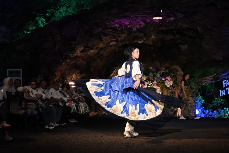 Puluhan model ramaikan fashion show di dalam obyek wisata Goa Lawa, Purbalingga, Jawa Tengah, Minggu (29/10/2023).