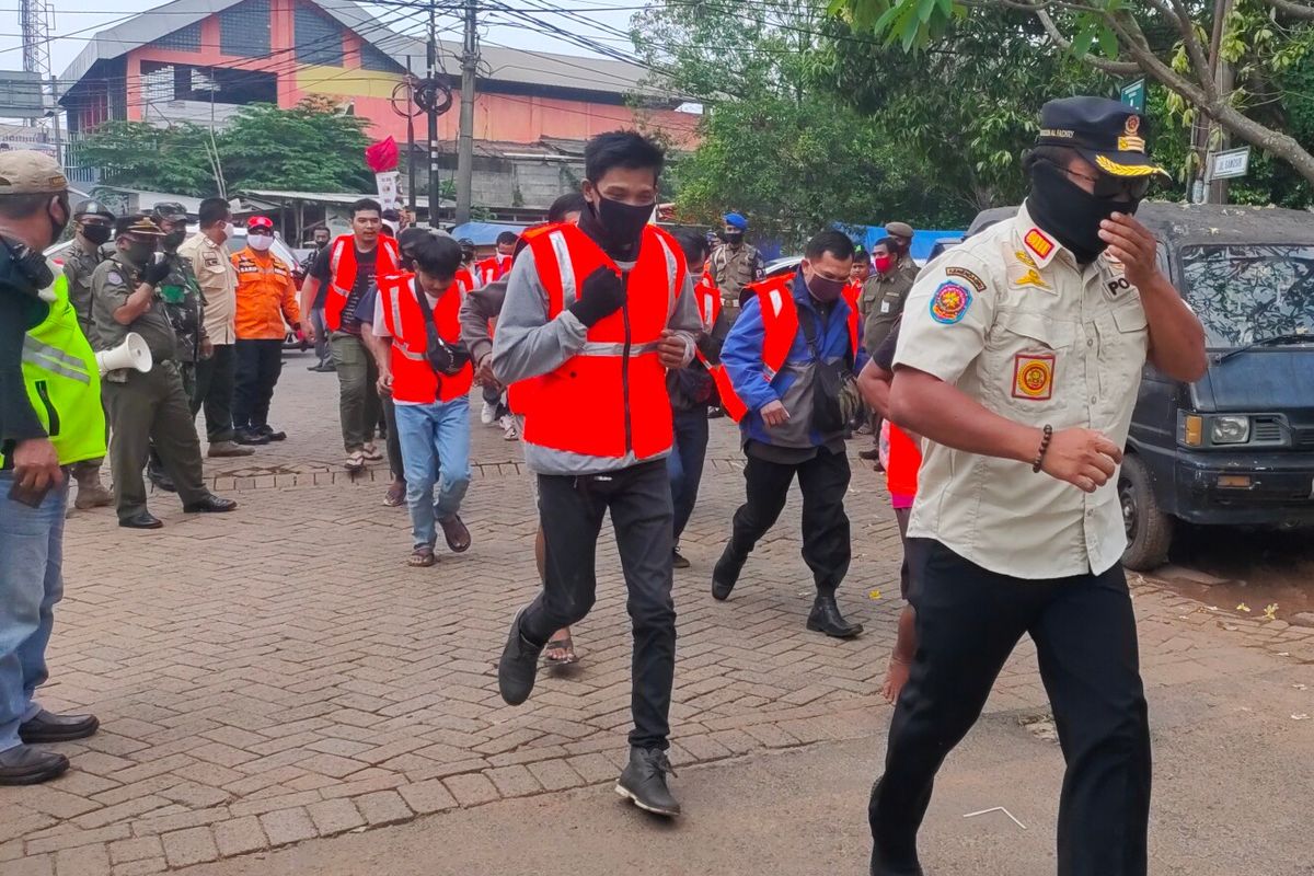 Sejumlah warga dihukum berlari oleh petugas Satpol PP Tangerang Selatan karena tidak menggunakan masker, Rabu (16/9/2020)