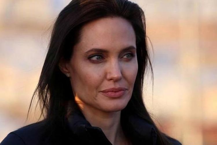 Aktris asal AS yang menjadi duta UNHCR, Angelina Jolie saat mengunjungi kamp pengungsi di Khanke, beberapa kilometres dari perbatasan Turki dan Irak di Provinsi Dohuk, Minggu (25/1/2015).