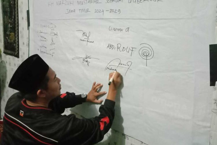 Para santri dan kiai muda yang tergabung dalam Laskar Santri Indonesia Kabupaten Jombang, menggalang dukungan untuk pencalonan mantan Ketua PWNU Jawa Timur Marzuki Mustamar pada Pilkada Jawa Timur 2024, Sabtu (1/6/2024) malam.