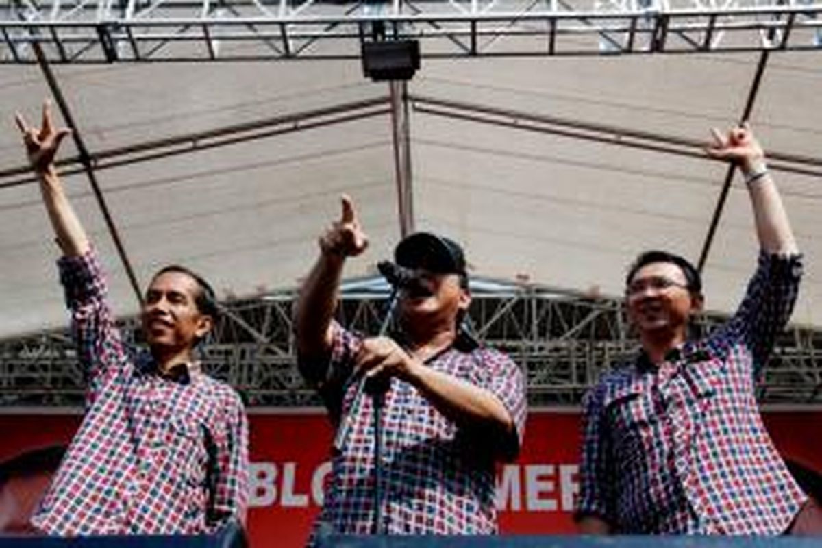 Cagub DKI Jakarta Joko Widodo (kiri), Ketua Dewan Pembina Partai Gerindra Prabowo Subianto (tengah), Cawagub DKI Jakarta Basuki Tjahaja Purnama (kanan) saat menghadiri kampanye terbuka di Parkir Timur Senayan, Jakarta, Minggu (1/7/2012). Dalam pidatonya Jokowi menyesalkan dana APBD DKI Jakarta saat ini yang tidak tepat guna. 