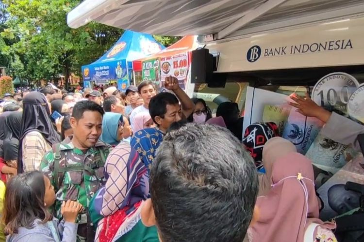 Sejumlah warga yang tidak daftar online berebut barisan di mobil penukaran uang pecahan baru Bank Indonesia di halaman Masjid Raya At-Taqwa Kota Cirebon, Kamis (21/3/2024) siang