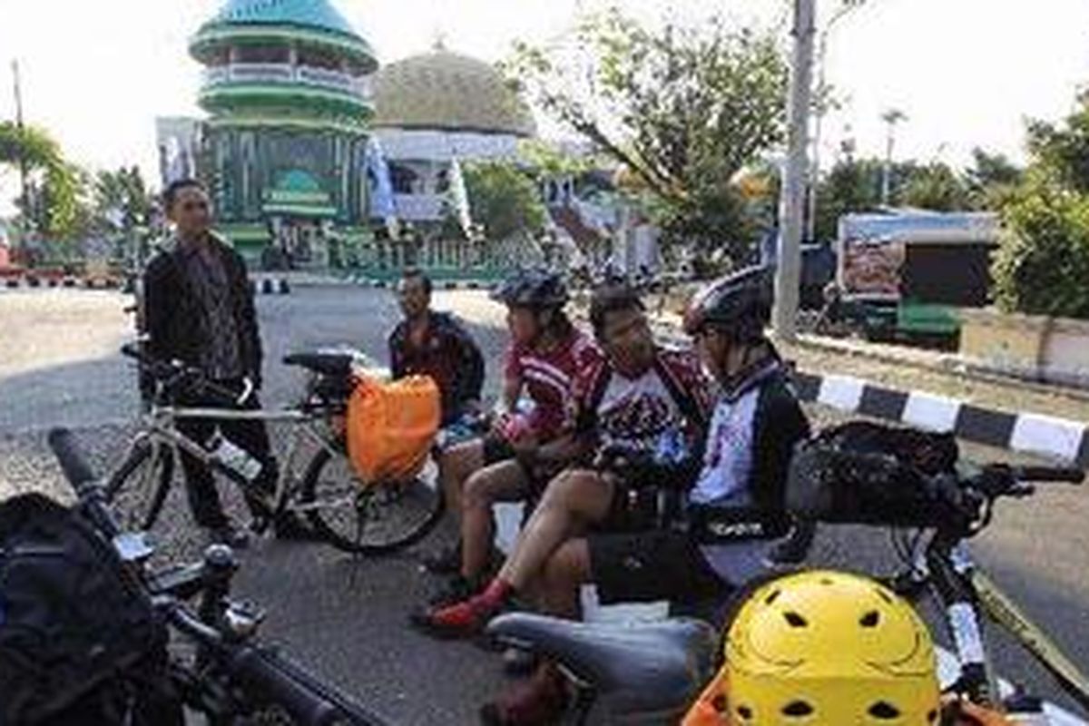 Anggota tim gowes jurnalistik Pantau Jalur Mudik 2011 beristirahat di depan Masjid Agung Kendal yang berada di pusat Kota Kendal, Jawa Tengah, Senin (18/7/2011). Tim melanjutkan perjalanan sepanjang pantura menuju Surabaya. 