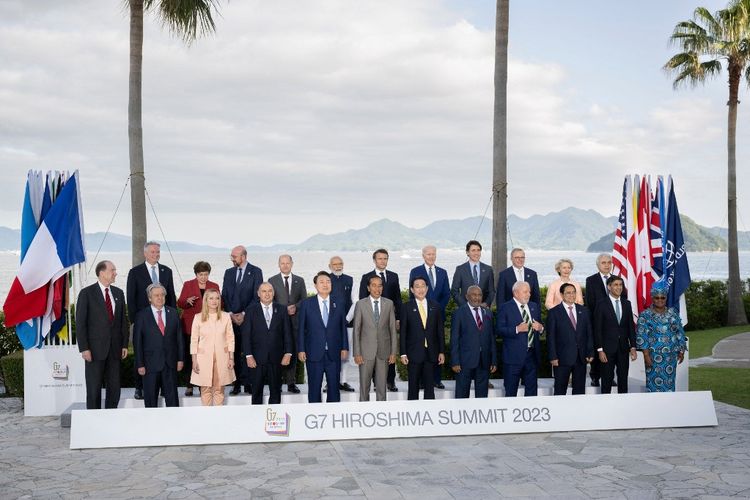 Para pemimpin dunia dari G7 dan negara-negara undangan (baris atas kiri-kanan) Mathias Cormann, Sekretaris Jenderal Organisasi untuk Kerja Sama dan Pembangunan Ekonomi (OECD), Direktur Pelaksana IMF Kristalina Georgieva, Presiden Dewan Eropa Charles Michel, Kanselir Jerman Olaf Scholz , Perdana Menteri India Narendra Modi, Presiden Prancis Emmanuel Macron, Presiden AS Joe Biden, Perdana Menteri Kanada Justin Trudeau, Perdana Menteri Australia Anthony Albanese, Presiden Komisi Eropa Ursula von der Leyen, Direktur Eksekutif Badan Energi Internasional Fatih Birol, (baris bawah Kiri-Kanan) Presiden Bank Dunia David Malpass, Sekretaris Jenderal Perserikatan Bangsa-Bangsa Antonio Guterres, Perdana Menteri Italia Giorgia Meloni, Perdana Menteri Kepulauan Cook Mark Brown, Yoon Suk Yeol Korea Selatan, Presiden Indonesia Joko Widodo, Perdana Menteri Jepang Fumio Kishida, Presiden Komoro Azali Assoumani, Presiden Brasil Luiz Inacio Lula de Silva, Perdana Menteri Vietnam Pham Minh Chinh, Perdana Menteri Inggris Rishi Sunak, dan Direktur Jenderal Organisasi Perdagangan Dunia Ngozi Okonjo-Iweala berpose untuk foto keluarga para pemimpin G7 dan negara-negara yang diundang dalam KTT Pemimpin G7 di Hiroshima pada 20 Mei 2023. 