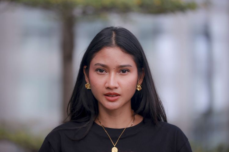 Aktris Claresta Taufan berpose seusai wawancara di program Hype Talk, di kantor Redaksi Kompas.com, Jakarta, Selasa (9/7/2024).Claresta Taufan menjadi salah satu pemain dalam film horor berjudul Sakaratul Maut arahan dari sutradara Sidharta Tata.