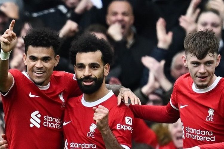 Striker Liverpool, Mohamed Salah, berselebrasi seusai mengemas gol dalam lanjutan Liga Inggris 2023-2024 antara Liverpool vs Brighton di Stadion Anfield pada 31 Maret 2024.