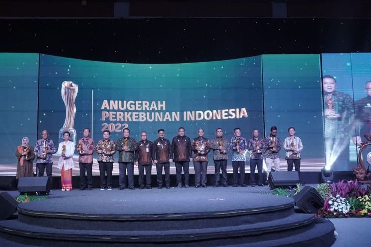 Mentan SYL dan Dirjen Perkebunan Kementan Andi Nur Alam Syah bersama para pemenang Anugerah Perkebunan Indonesia. 
