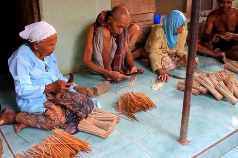 Idul Adha, Kakek Nenek Ini Kebanjiran Order Tusuk Sate