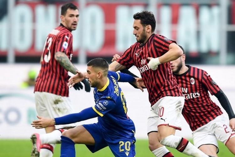 Hakan Calhanoglu dalam pertandingan AC Milan vs Hellas Verona di Stadion San Siro, Minggu (2/2/2020). 