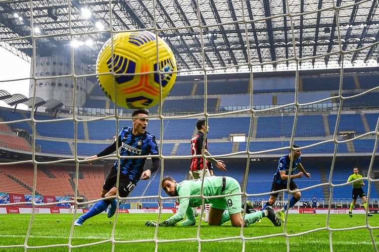 Gawang Gianluigi Donnarumma saat dibobol oleh penyerang Inter Milan, Lautaro Martinez, pada laga lanjutan pekan ke-23 Serie A di Stadion San Siro, Minggu (21/2/2021) malam WIB.
