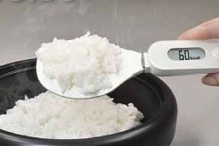 Sendok nasi yang berperan ganda sebagai pengukur kalori