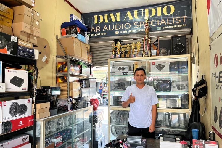 Agus Yudi, pemilik bengkel spesialis Dim Audio di Depok.