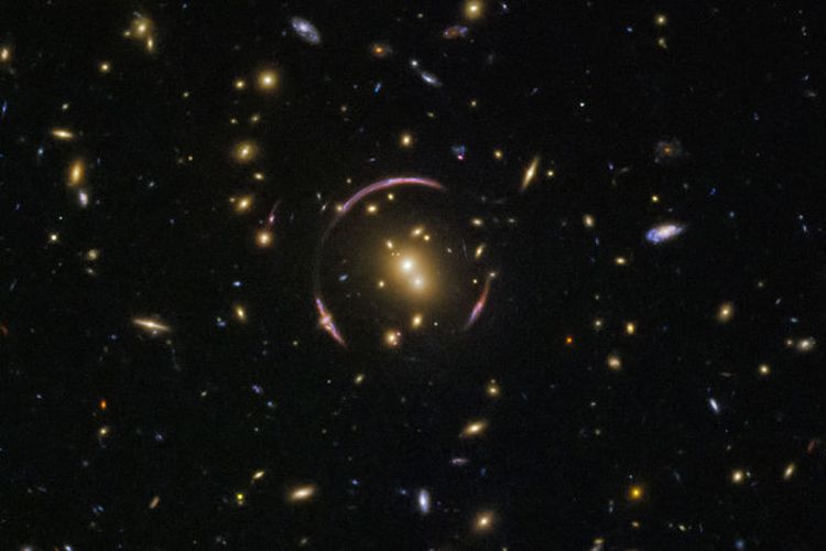 Teleskop Hubble tangkap Cincin Einstein