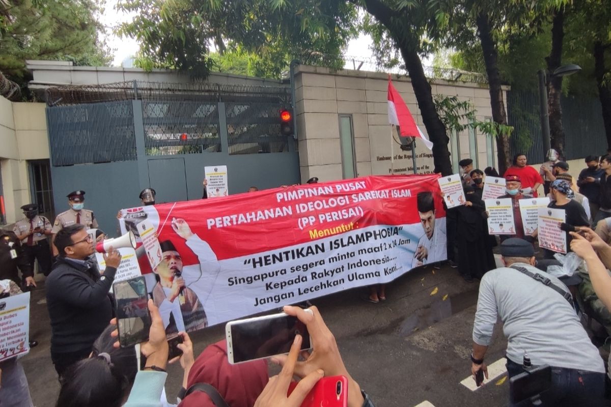 Sejumlah massa yang mengatasnamakan sebagai Pertahanan Ideologi Serikat Islam (Perisai) mendatangi gedung Kedutaan Besar (Kedubes) Singapura di Jalan HR Rasuna Said, Setiabudi, Jakarta Selatan pada Jumat (20/5/2022).