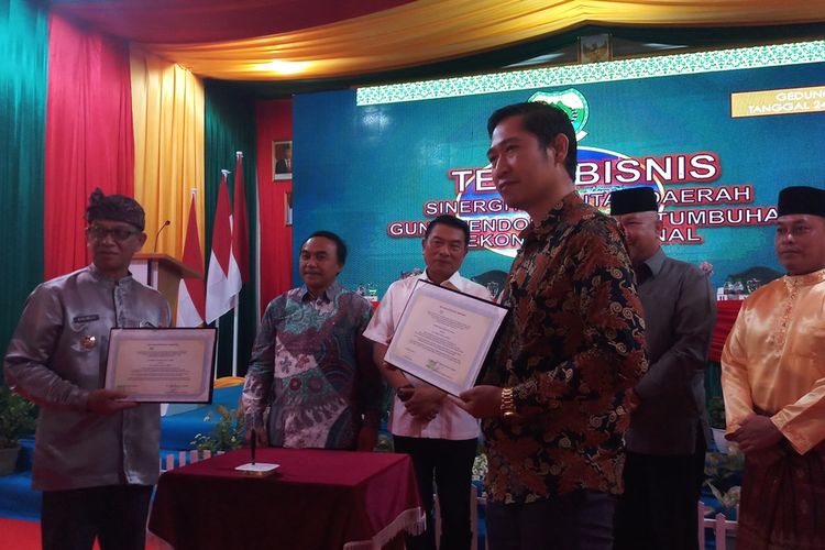 Direktur PT Angkasa Wijaya Group (AWG), Wagianto Angkasa Wijaya menandatangani pernyataan komitmen untuk melakukan investasi pembangunan infrastruktur pariwisata di Pulau Katang, Desa Benan, Kecamatan Katang Bidare, Kabupaten Lingga, Kepulauan Riau.