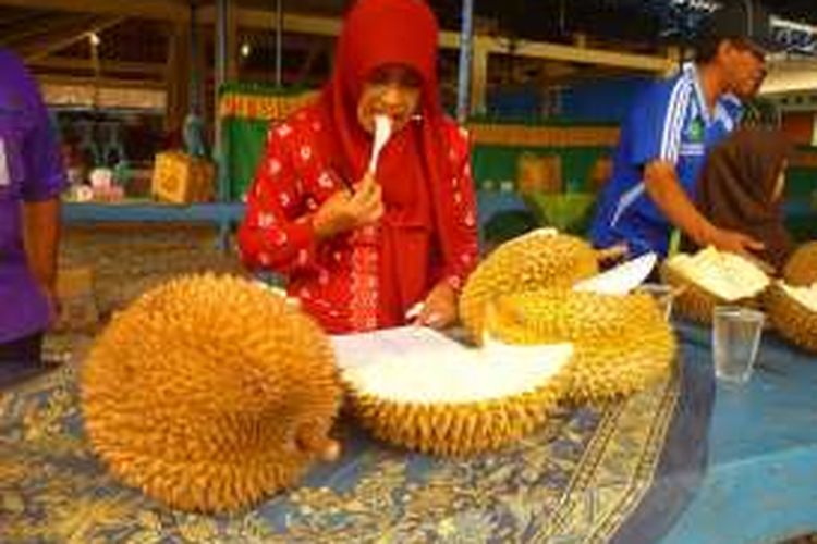 Salah seorang juri tengah mencicipi durian peserta Lomba Durian Desa Brongkol, di Kecamatan Jambu, Kabupaten Semarang, Jawa Tengah, Selasa (1/3/2016) siang.