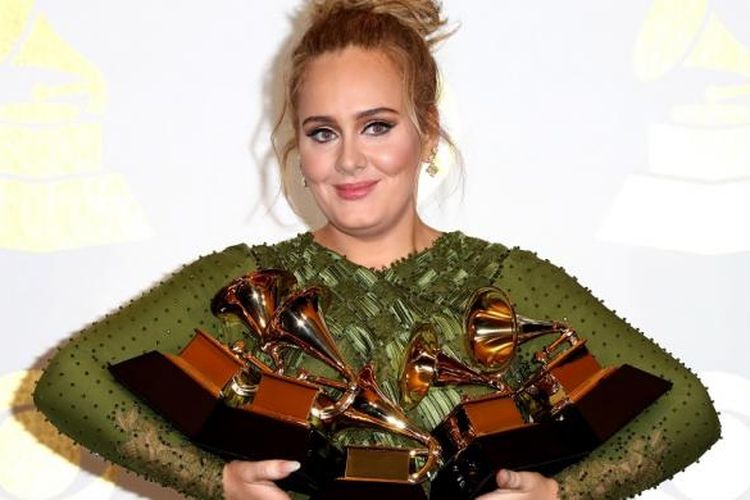Adele berpose dengan lima trofi Grammy yang didapatnya dalam Grammy Awards 2017 yang digelar di Staples Center, Los Angeles, Minggu (12/2/2017).