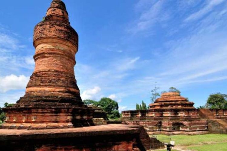 Candi Muara Takus di Kabupaten Kampar, Riau.
