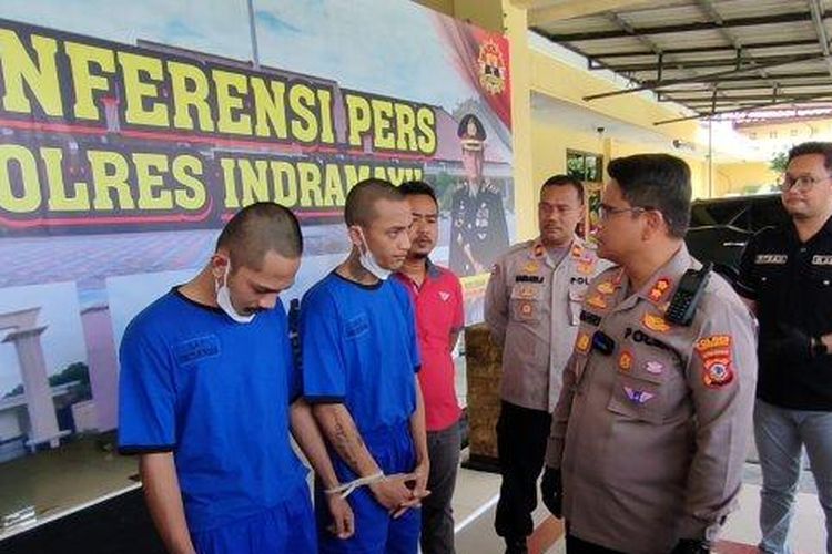 
Para tersangka prostitusi online saat digiring polisi ketika konferensi pers di Mapolres Indramayu, Selasa (24/1/2023). 
