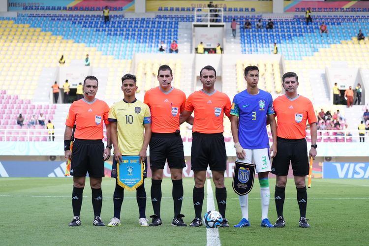 Kapten timnas U17 Ekuador, Michael Bermudez (10), dan kapten timnas U17 Brasil, Vitor Reis, berfoto menjelang laga babak 16 besar Piala Dunia U17 2023. Laga Laga Ekuador vs Brasil tersebut digelar di Stadion Manahan, Solo, pada Senin (20/11/2023) sore WIB.