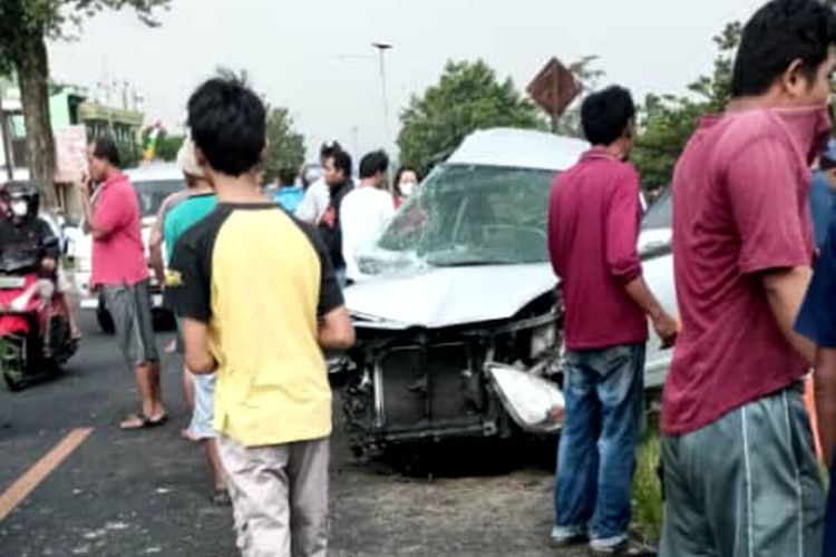 Mobil Toyota Avanza ringsek tertabrak kereta di perlintasan tanpa palang pintu di Desa Pasirharjo, Kecamatan Talun, Kabupaten Blitar, Sabtu (30/4/2022)