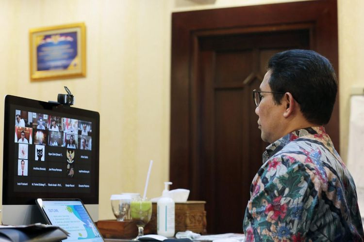 Gus Menteri saat menjadi Narasumber dalam Pertemuan Terbatas dengan Sekretaris Dewan Pertimbangan Presiden yang bertajuk Kebijakan Pembangunan Desa dan Desa Tertinggal di Tengah Pandemi COVID-19, pada Senin, (26/10/2020).